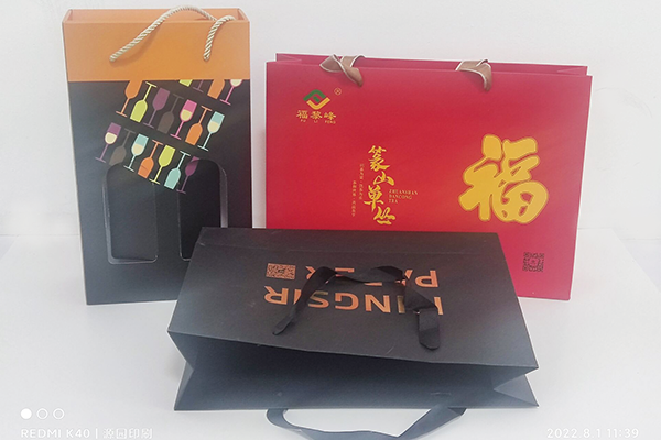 手提袋印刷體現(xiàn)了企業(yè)對(duì)商品發(fā)展趨勢(shì)、廣告效果的實(shí)用產(chǎn)品